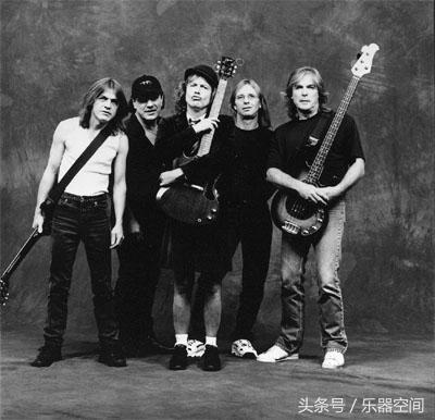 斯人已去，空留这些图片让我们得以缅怀AC/DC吉他手Malcolm Young