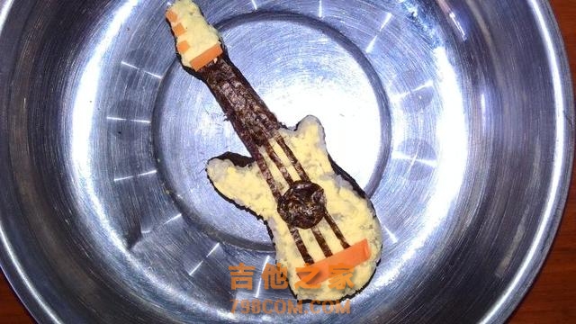 宝宝都爱吃的宝宝餐-袖珍吉他创意饭团