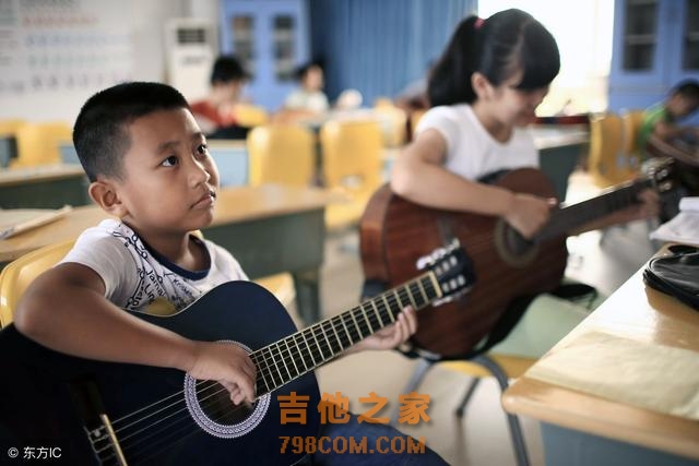 学吉他的最佳年纪，女生21还能学吉他吗？上大学学习吉他迟了吗？