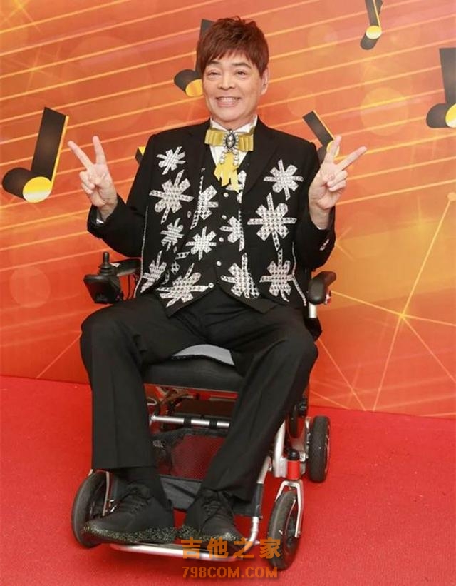 恼火！香港知名歌手坐轮椅开个唱被同行批惨不忍睹，本人霸气回怼