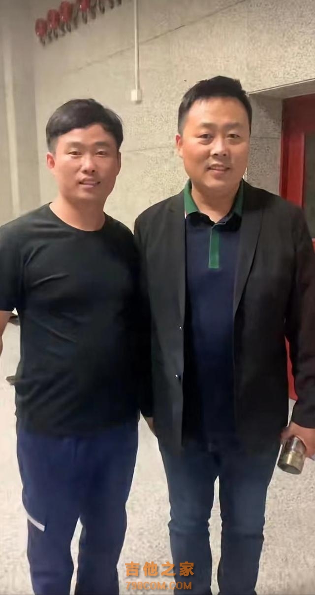 歌手刘大成街边被偶遇，穿60元上衣裤子泛白，与粉丝合照行为拘谨