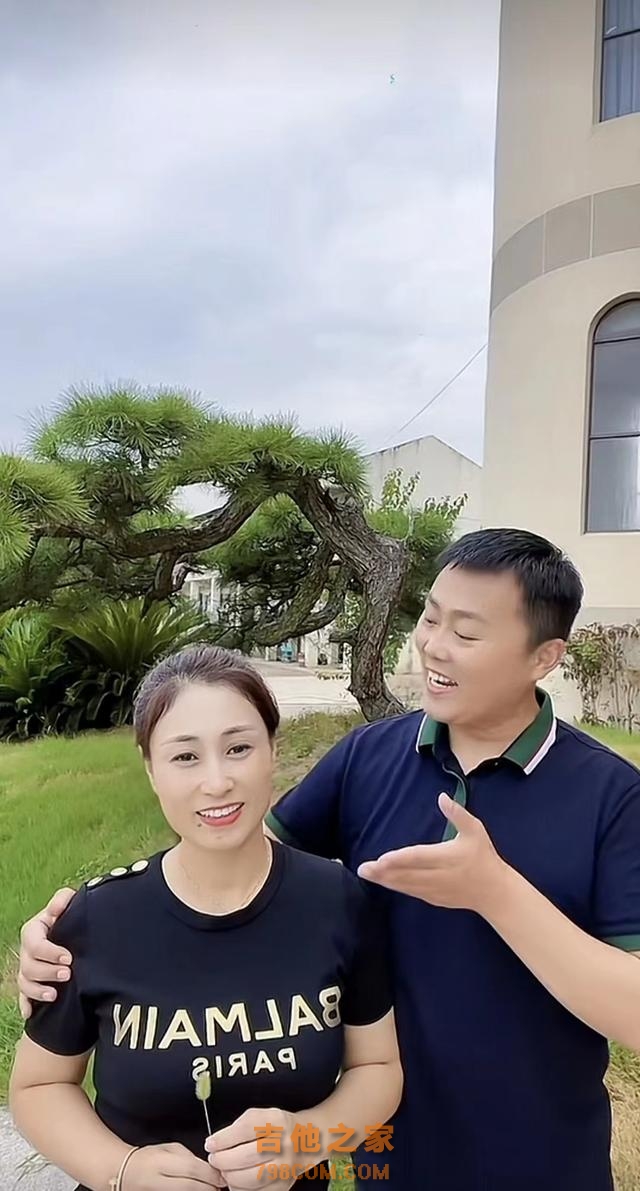 歌手刘大成街边被偶遇，穿60元上衣裤子泛白，与粉丝合照行为拘谨