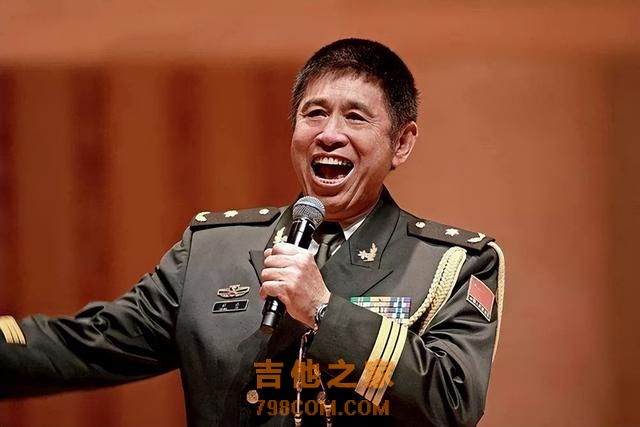 穿军装还得是真正的军人，这12位男歌手的军装照，个个气宇轩昂