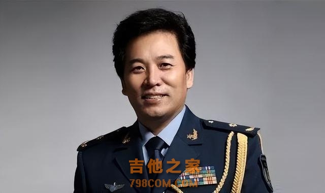 穿军装还得是真正的军人，这12位男歌手的军装照，个个气宇轩昂