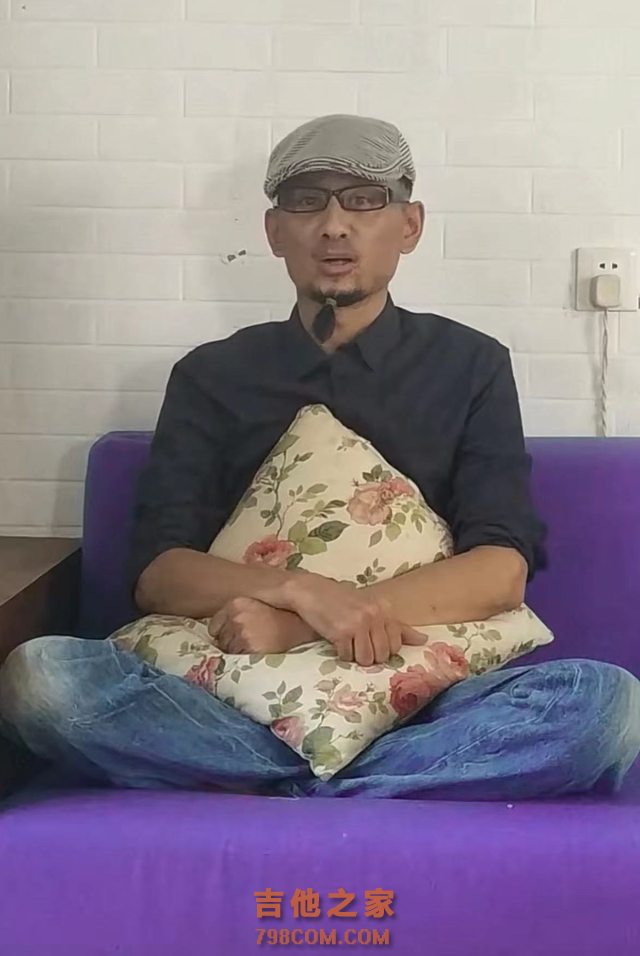 草根歌手阿宝近况显落魄，住简朴小屋独自喝酒捶胸口，饭菜全是素