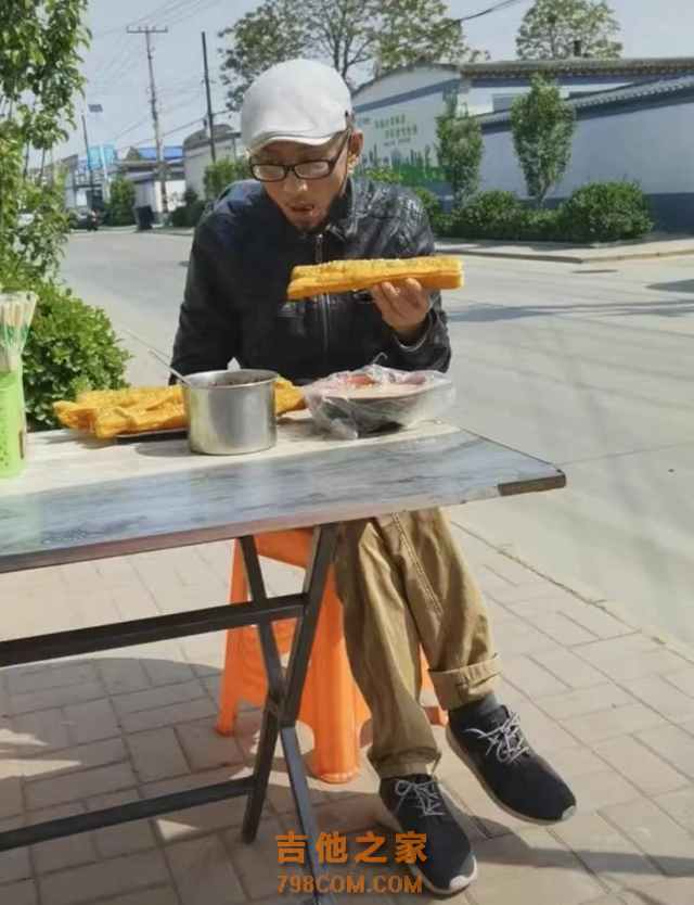 草根歌手阿宝近况显落魄，住简朴小屋独自喝酒捶胸口，饭菜全是素