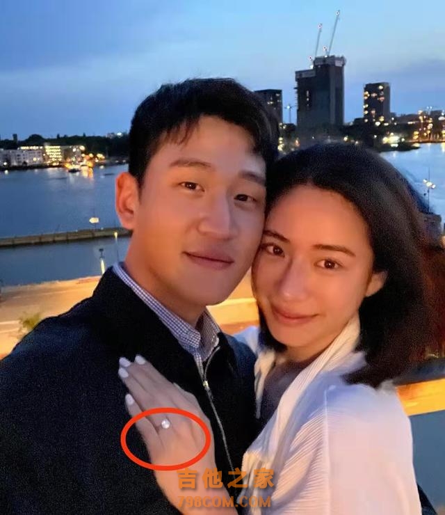 知名歌手求婚大6岁女友！女方戴钻戒一脸甜笑，白富美身份遭曝光