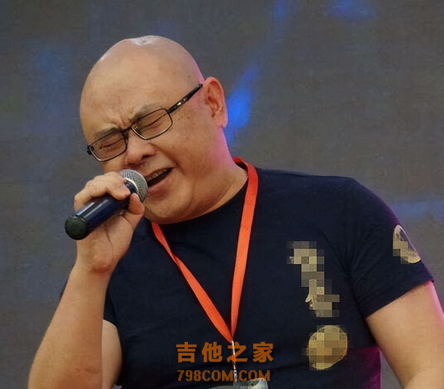 过气歌手现状：有人被歧视，有人街头摆摊，有人在小县城商演