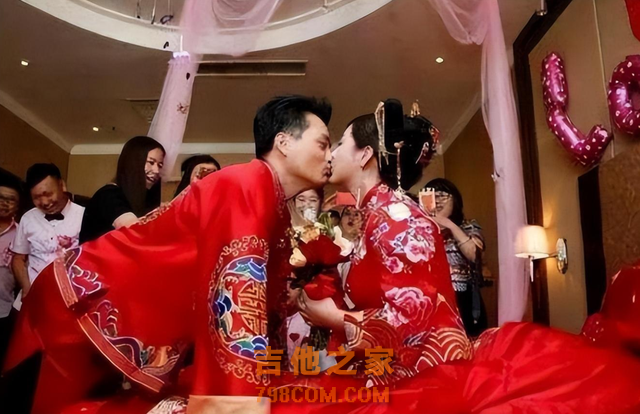 歌手云飞：放弃家庭去支教，成名后与妻子离婚，今娶古典女神