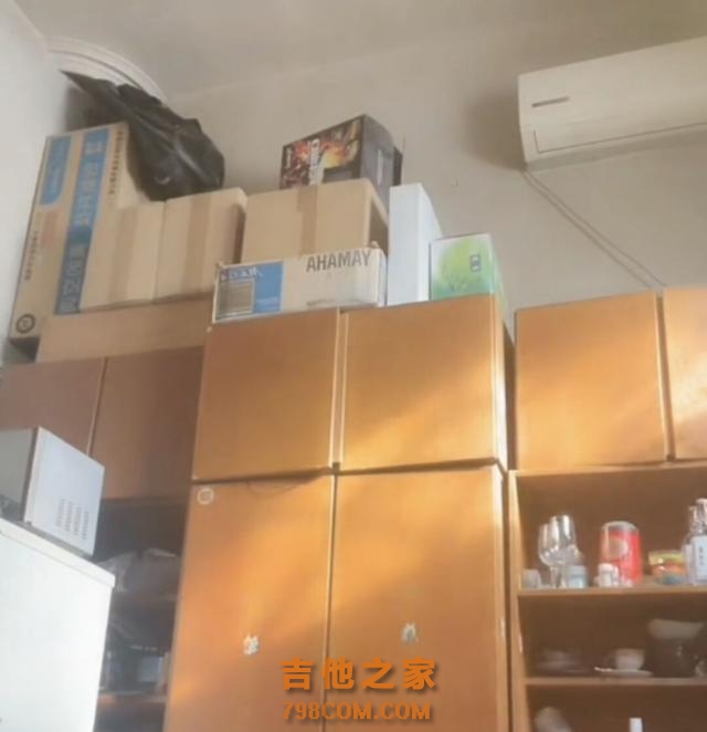 47岁歌手罗琦近照曝光，素颜满脸沧桑模样大变，狭居小屋生活拮据