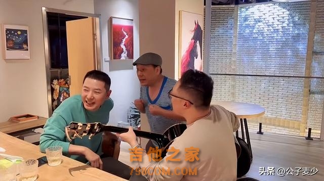 歌手戴军饭店放飞自我，酒后上脸当众脱衣，为何52岁依旧单身？