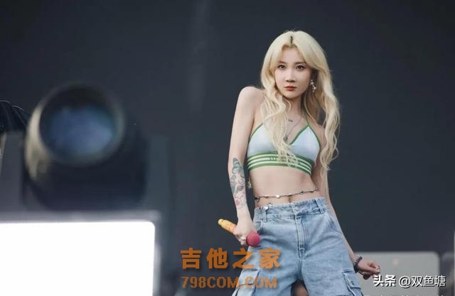 知名女歌手演唱到嗨激情四射，脱衣扔向观众，为什么兴奋喜欢脱衣