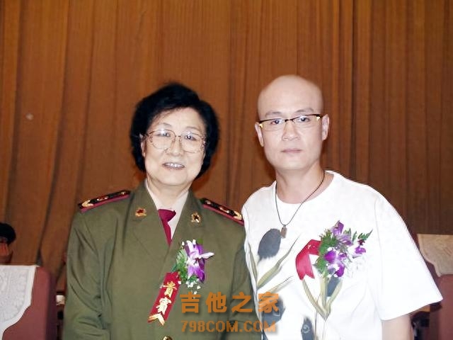 著名歌手光头李进：与体操世界冠军杨波恋爱过，为何56岁仍未婚？