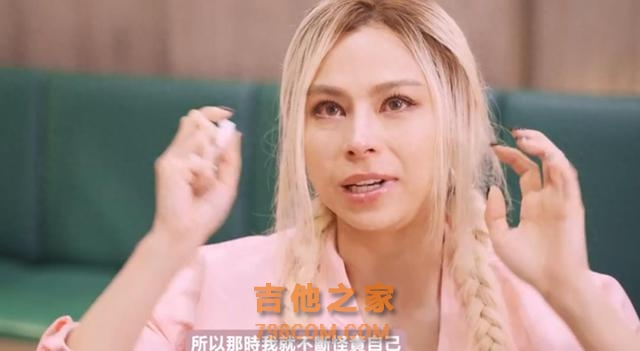 36岁女歌手痛哭流涕讲述辛酸史，抑郁却没钱看医生，只能哭到天亮