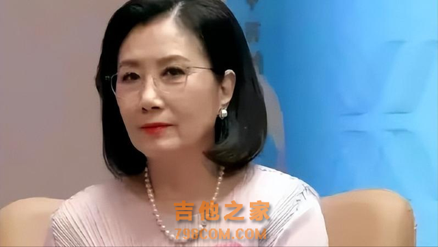 娱乐圈最大的笑话，一个连走路都费劲的歌手，77岁还开演唱会捞金