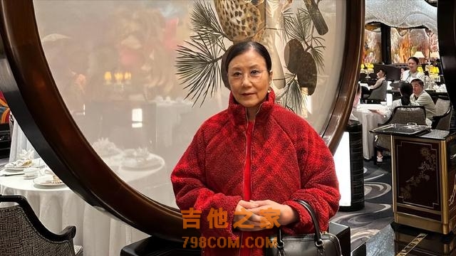 娱乐圈最大的笑话，一个连走路都费劲的歌手，77岁还开演唱会捞金