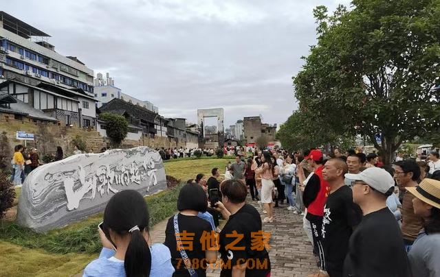 知名歌手刀郎被实名举报抄袭20首歌曲，经纪公司回应已报警，举报人曾系娱乐记者被曝20年前遭报社除名