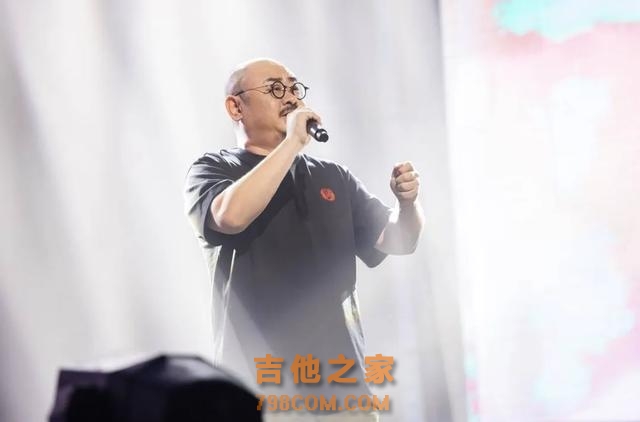 知名歌手刀郎被实名举报抄袭20首歌曲，经纪公司回应已报警，举报人曾系娱乐记者被曝20年前遭报社除名