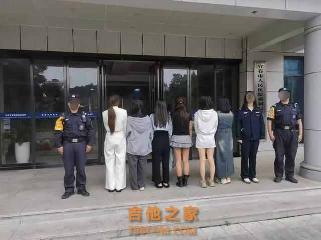 KTV内，19人当场被抓！