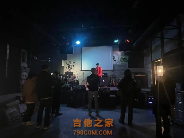 男歌手宣布复出，首演现场仅9名观众！本人回应：算得上成功